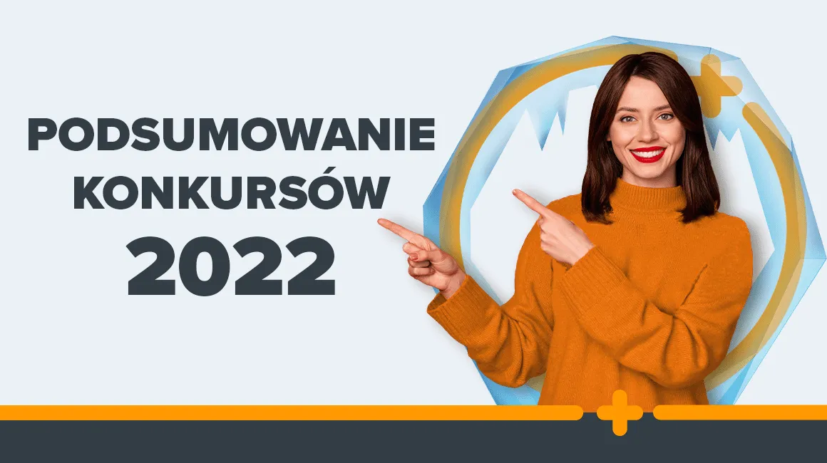 Uśmiechnięta kobieta w pomarańczowym swetrze wskazująca na napis "Podsumowanie konkursów 2022"