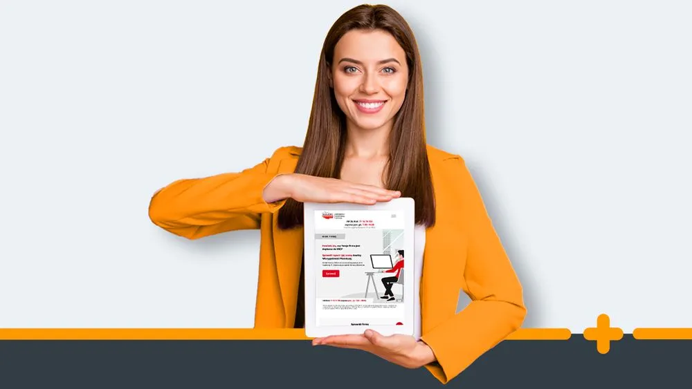 Uśmiechnięta kobieta w pomarańczowej marynarce pokazuje tablet z formularzem online